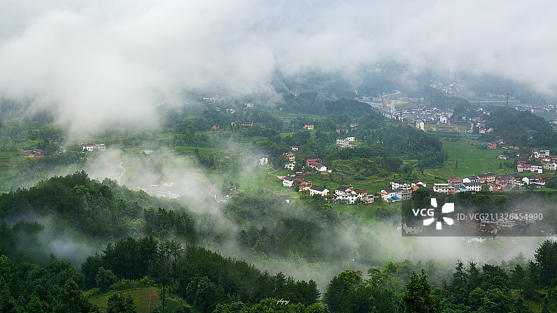 雾漫山村图片素材