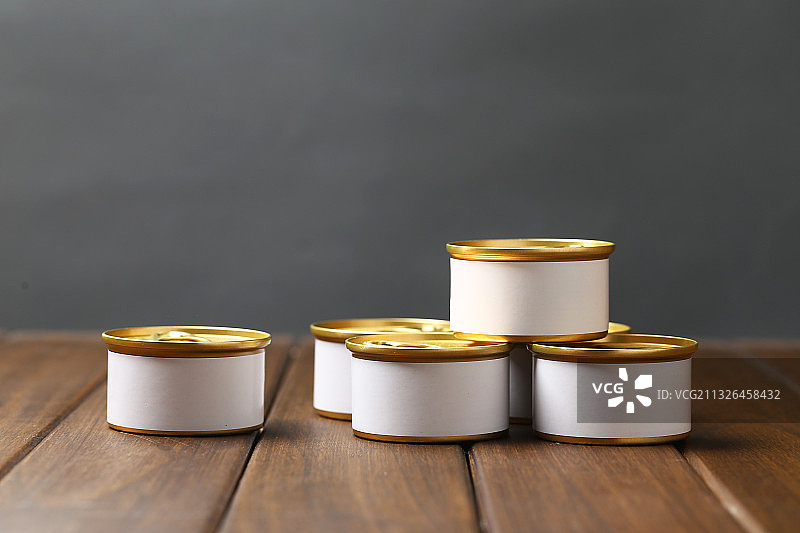 猫罐头放在木板背景上图片素材