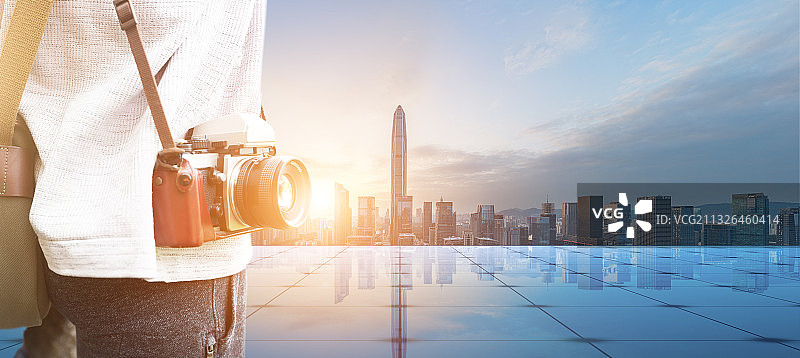 站在深圳金融中心玻璃平顶上的背着相机的旅行者图片素材