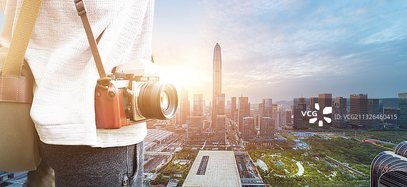 深圳CBD和背着相机的旅行者图片素材
