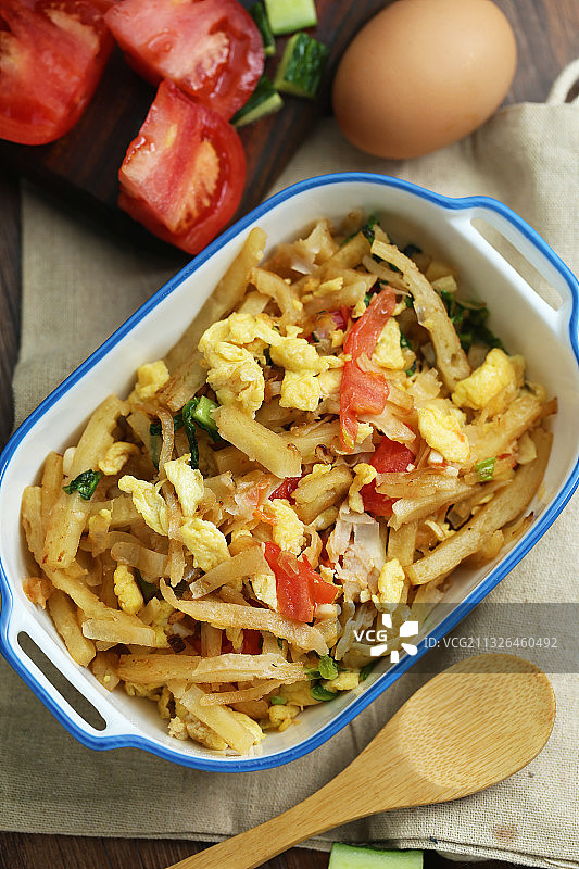 鸡蛋炒饼焖饼放在白色碗里图片素材