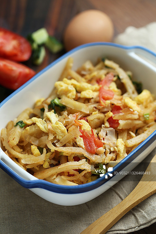 鸡蛋炒饼焖饼放在白色碗里图片素材