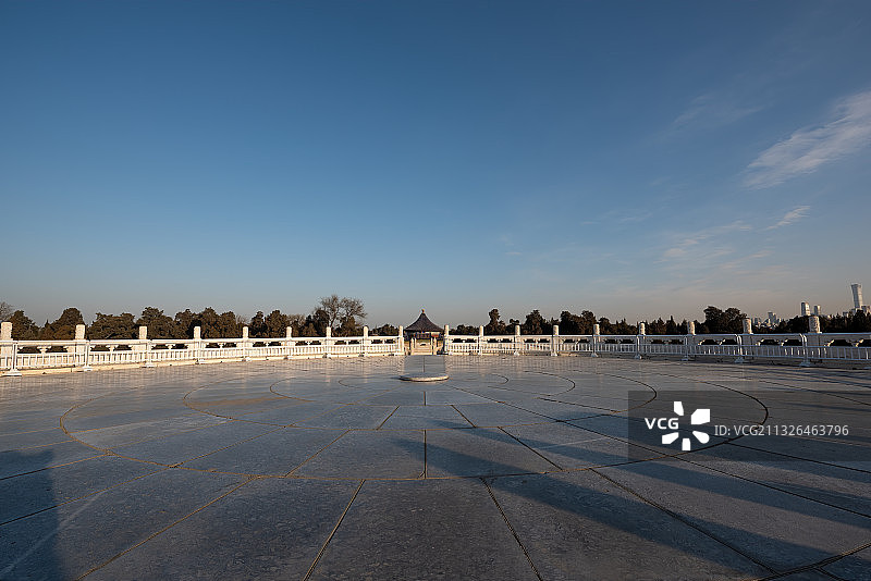 站在天坛圜丘平台图片素材