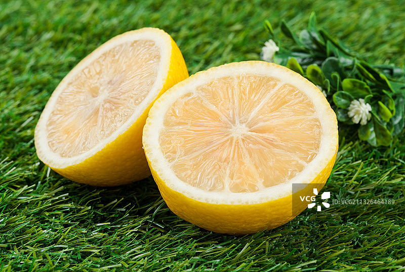草地上切开的新鲜柠檬图片素材