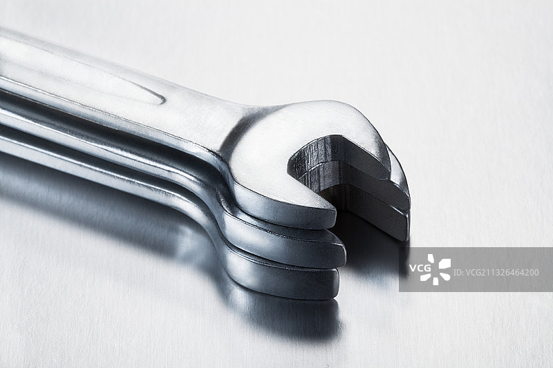 三个银色扳手图片素材