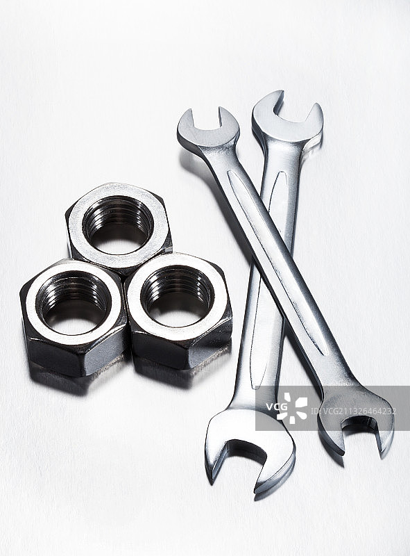 两个银色双头扳手和三个螺母图片素材