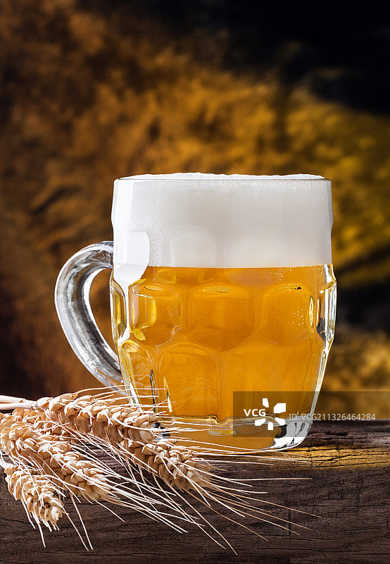 木桌上的啤酒图片素材
