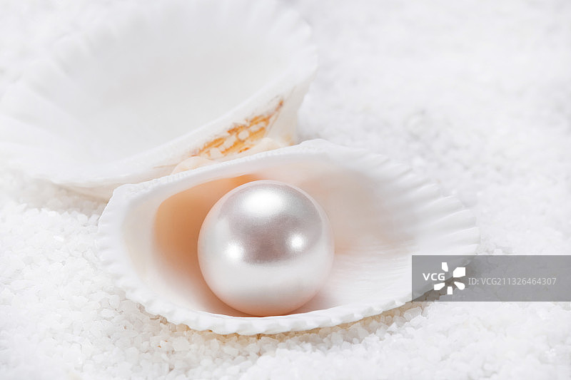 白色沙石上的珍珠图片素材