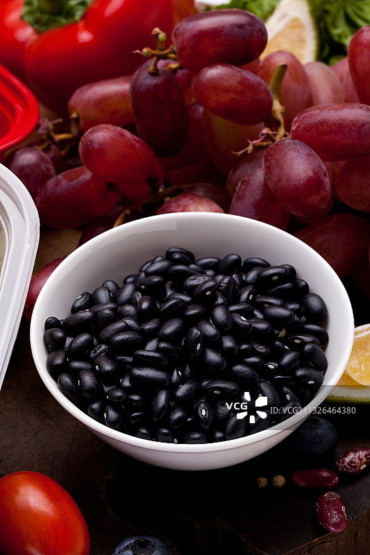 新鲜的葡萄和一碗黑豆图片素材