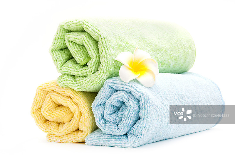 彩色卷毛巾在白色背景上图片素材
