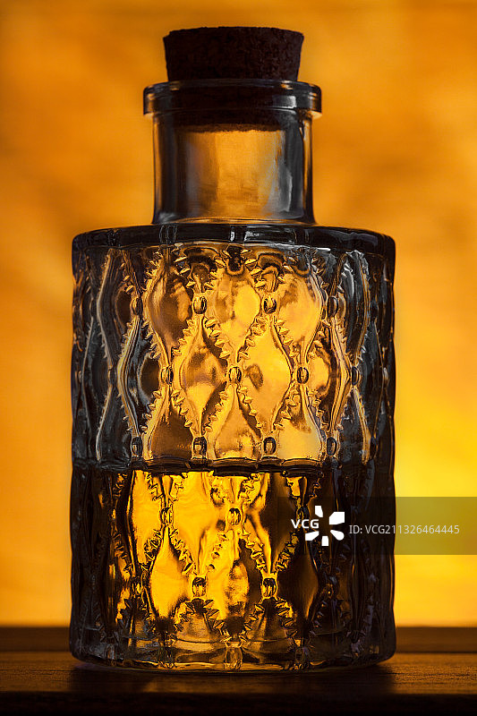 玻璃瓶中的护理精油图片素材