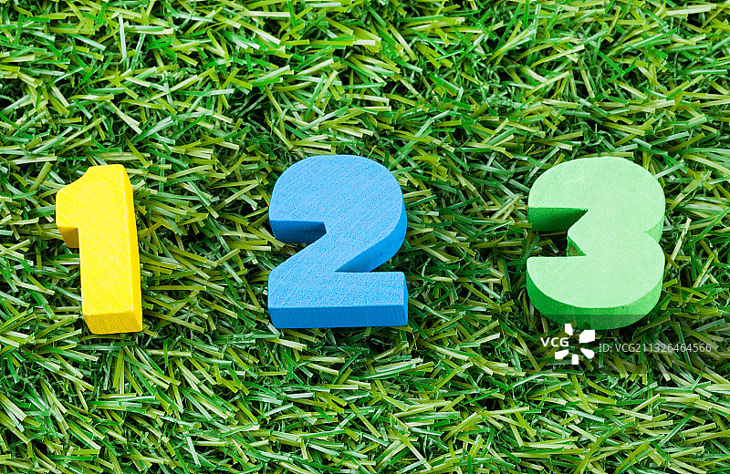 绿色草地上的彩色数字积木图片素材