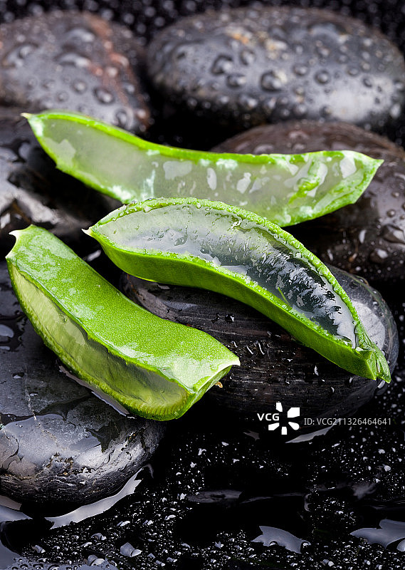 鹅卵石上用于美容护肤的芦荟胶图片素材