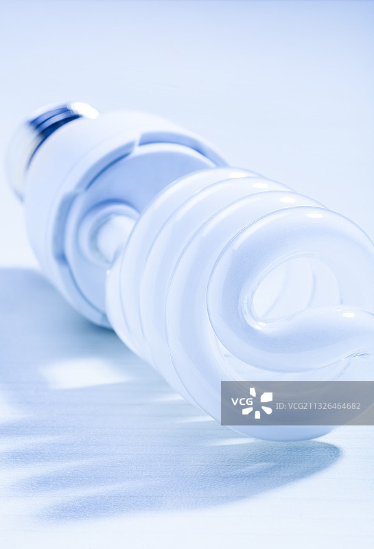 桌子上的白色节能灯泡图片素材