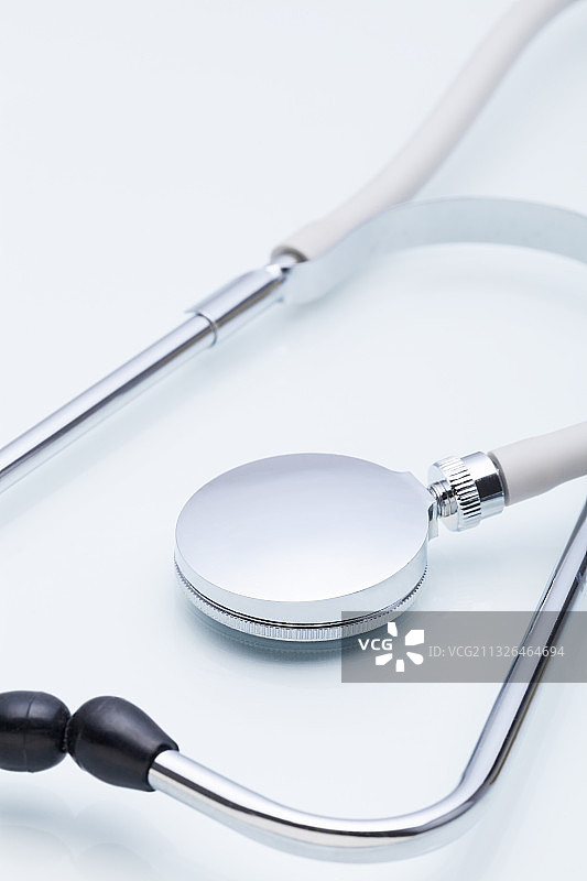 桌子上的银色金属听诊器图片素材