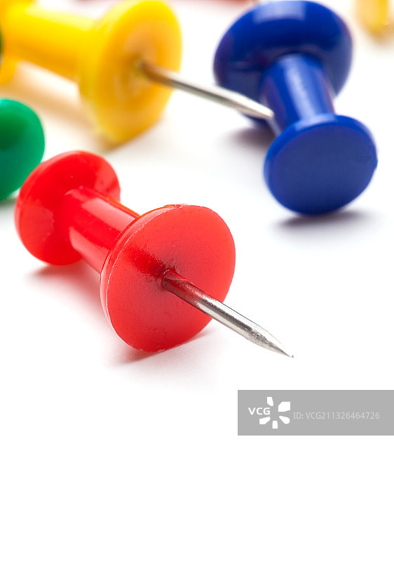白色背景上的彩色图钉图片素材