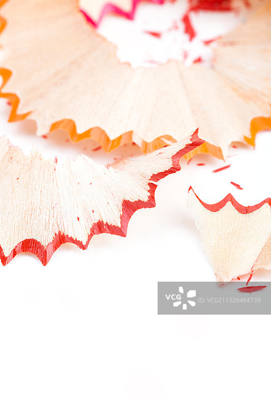 白色背景上的彩色铅笔屑图片素材