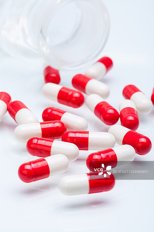 白色背景上散落的药物图片素材