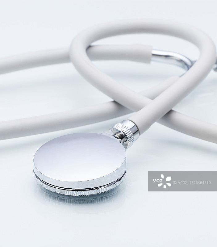 桌子上的银色金属听诊器图片素材