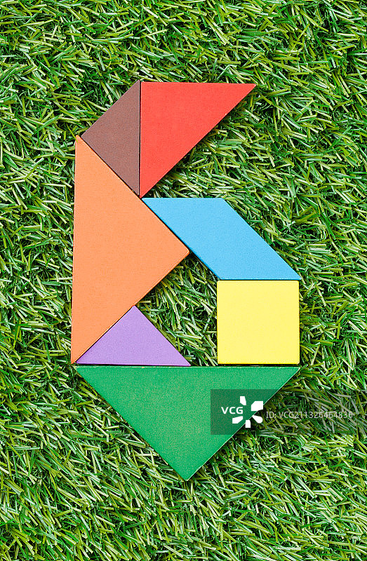 草地上拼成数字的彩色积木图片素材