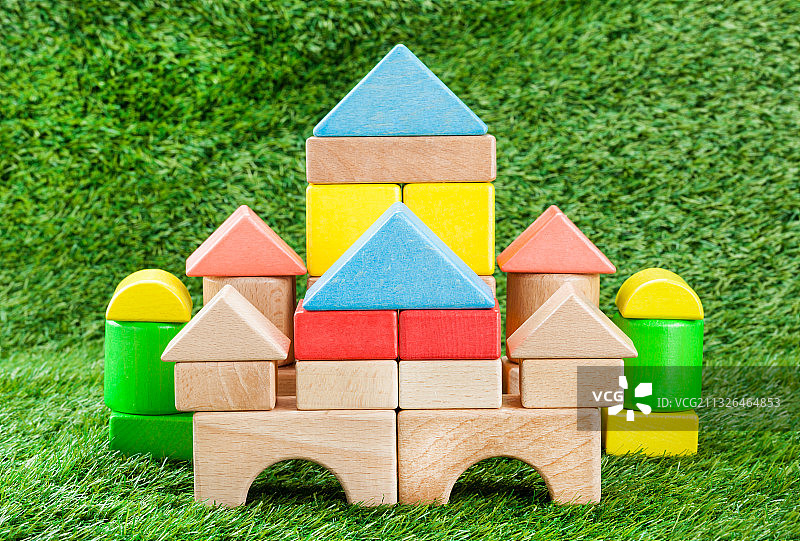 草地上搭建成的彩色积木图片素材