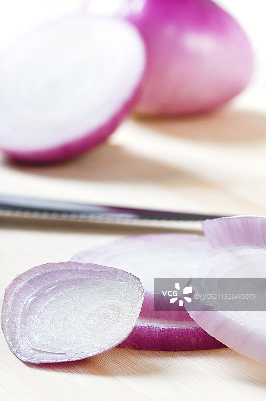在木头菜板上切洋葱图片素材