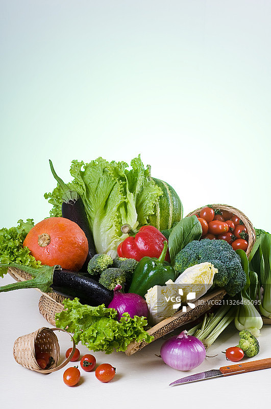 一盆新鲜的蔬菜图片素材