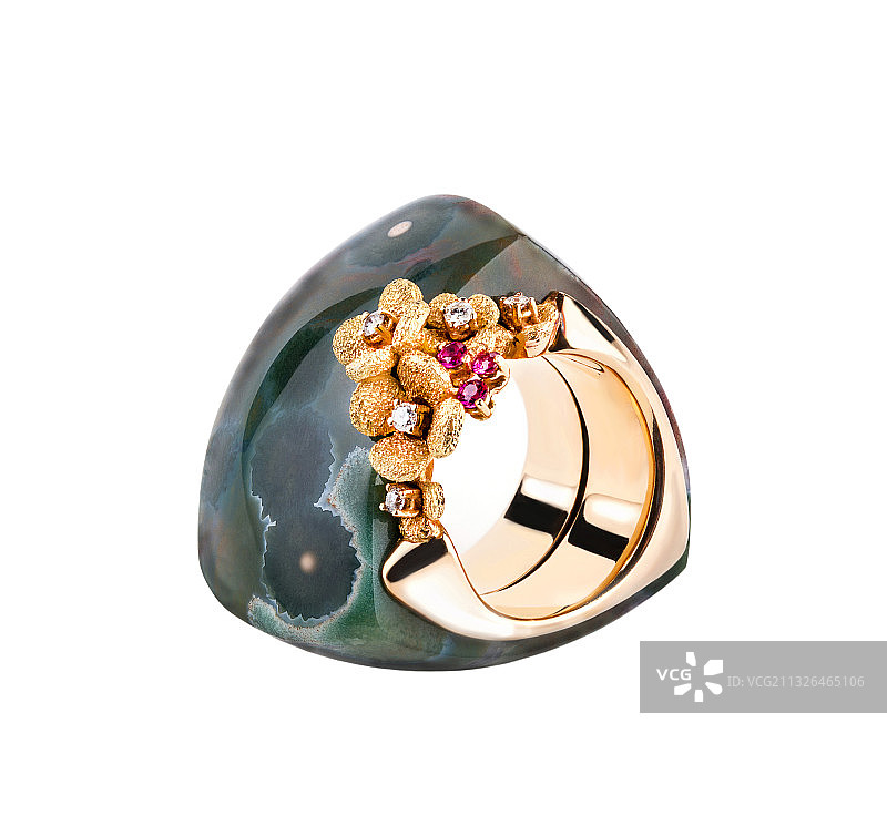 白色背景上的一颗宝石戒指图片素材