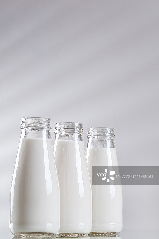 白色背景下的新鲜牛奶图片素材