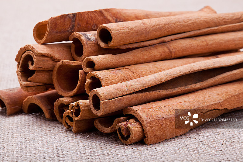 肉桂棒堆叠在白色背景上图片素材