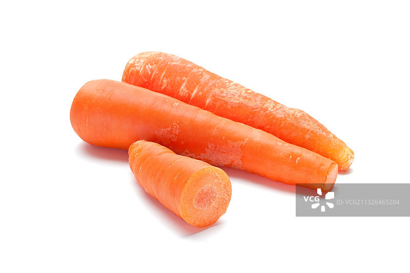 新鲜甜美的胡萝卜在白色背景上图片素材