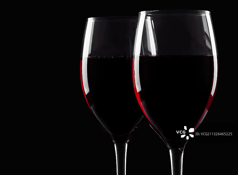 黑色背景上的两杯红葡萄酒图片素材