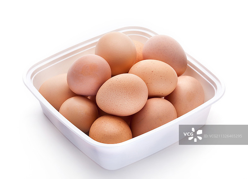 白色背景上一盒新鲜的鸡蛋图片素材