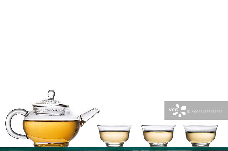 排列整齐的透明茶杯和茶壶图片素材