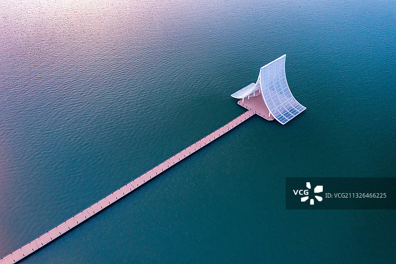 航拍海中的栈道和小屋图片素材