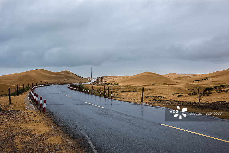 青海湖畔，雨中沙漠公路图片素材