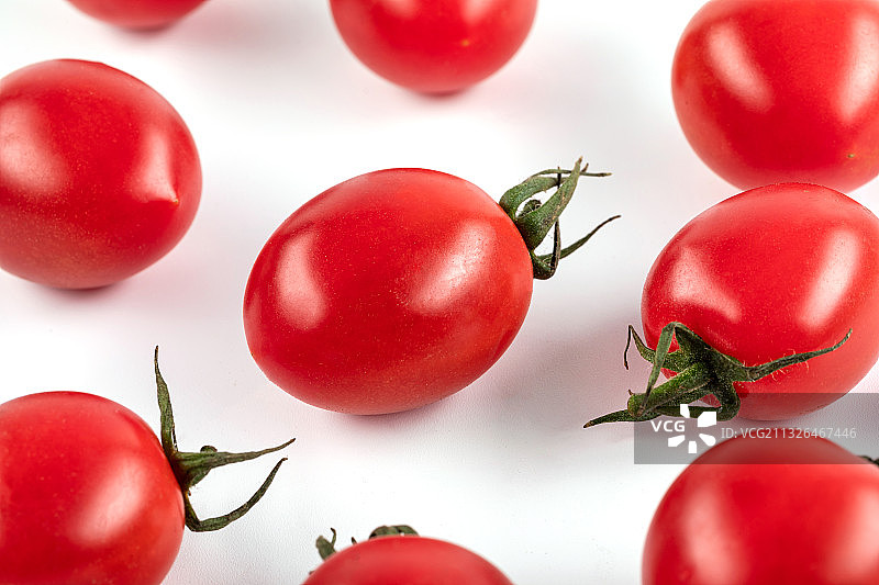 白色背景上的新鲜番茄图片素材