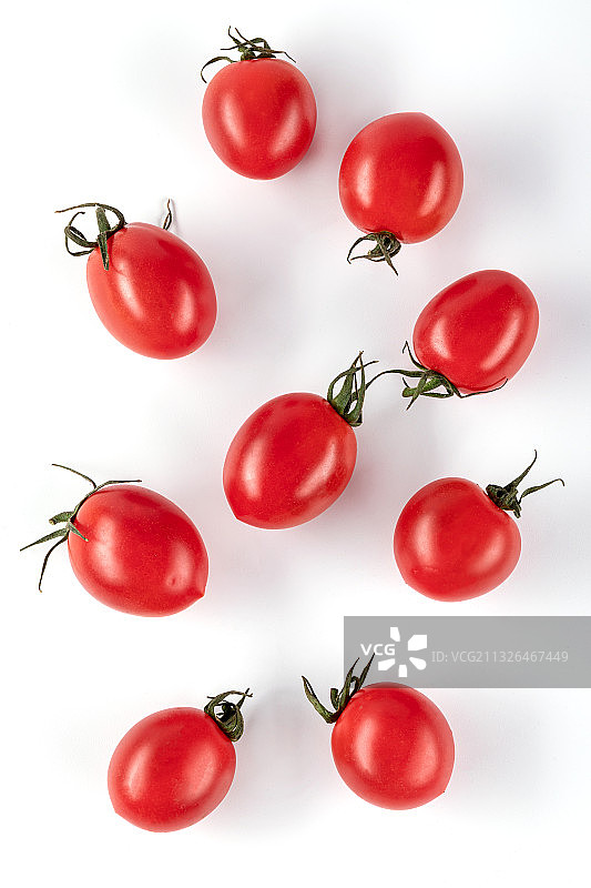 白色背景上的新鲜番茄图片素材