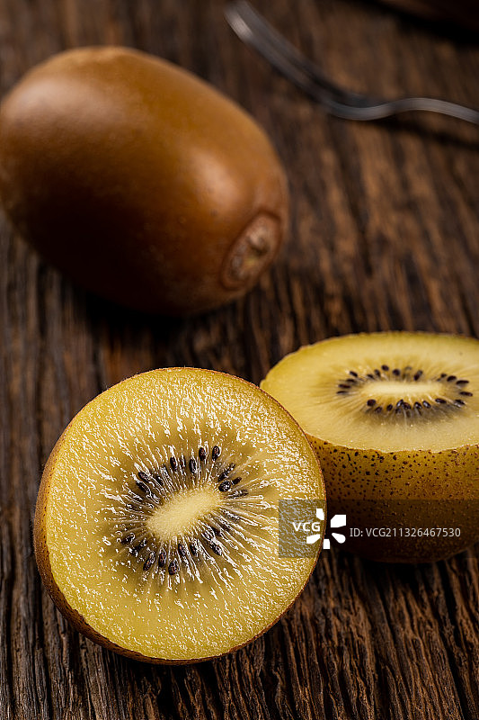 白色背景上的奇异果图片素材