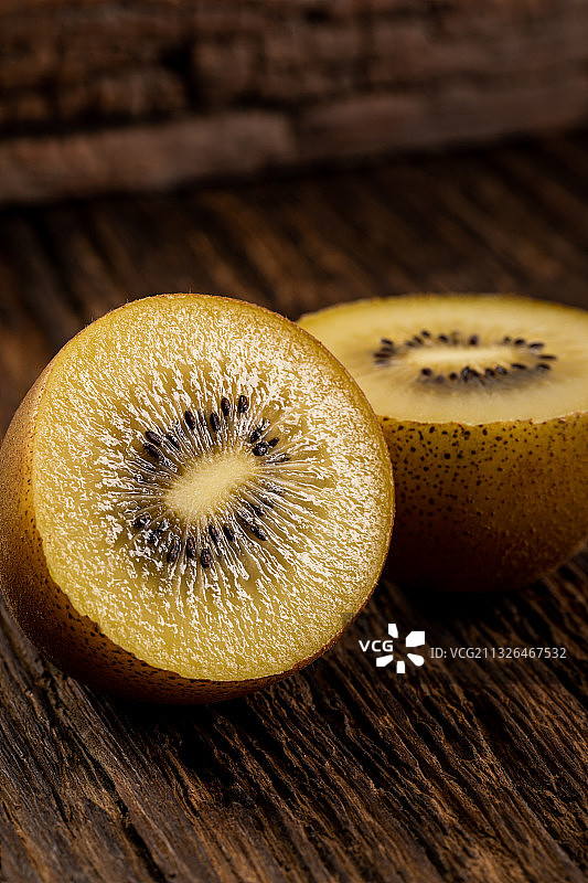 白色背景上的奇异果图片素材