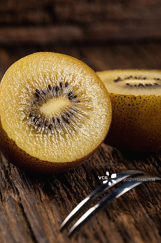 白色背景上的奇异果图片素材