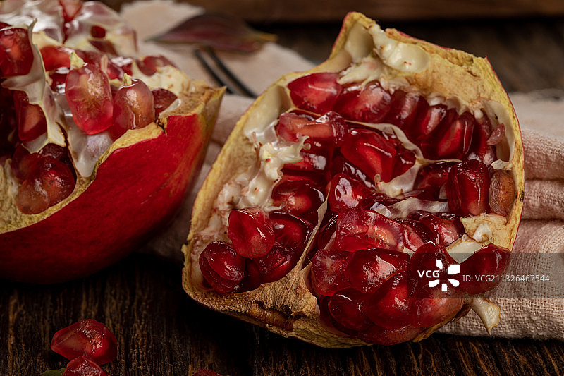 木桌上的新鲜石榴图片素材