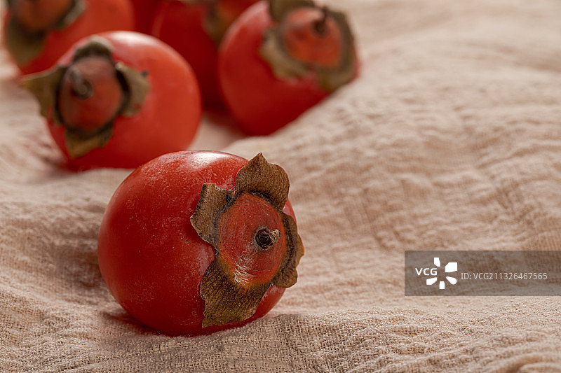 木桌上的新鲜柿子图片素材