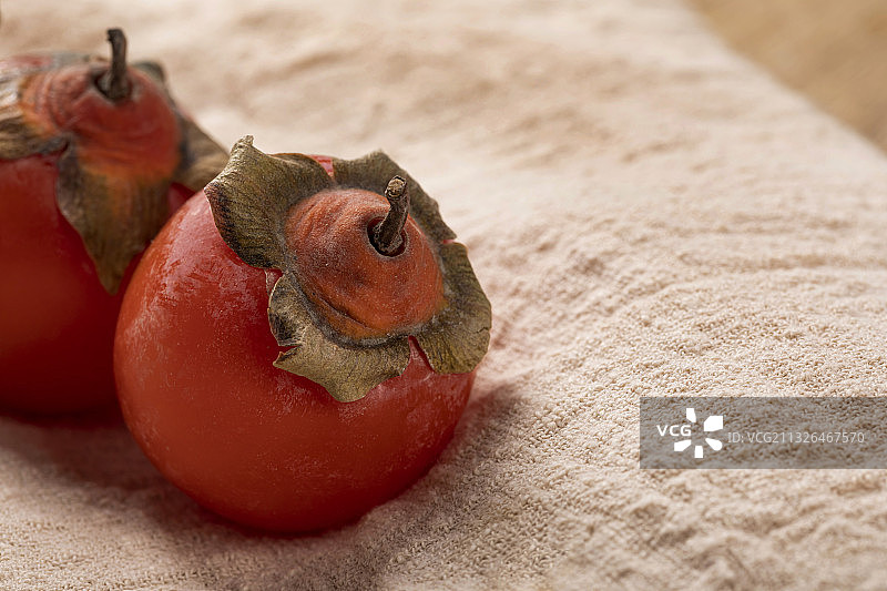 木桌上的新鲜柿子图片素材