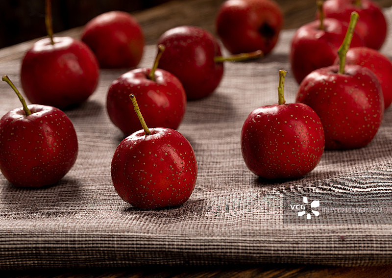 木桌上的新鲜山楂图片素材