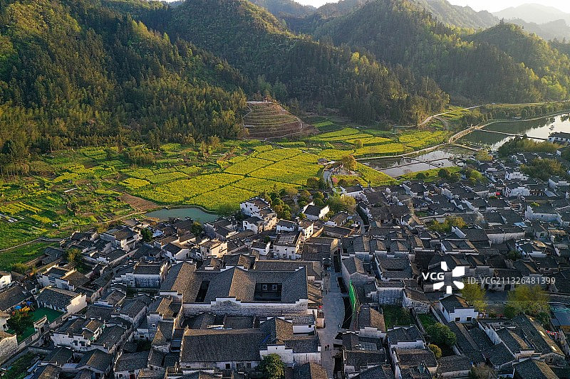 春天里的安徽黄山西递图片素材