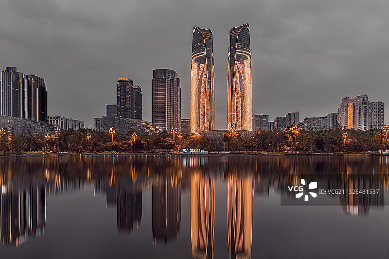 雨中双塔夜景（成都金融中心）图片素材