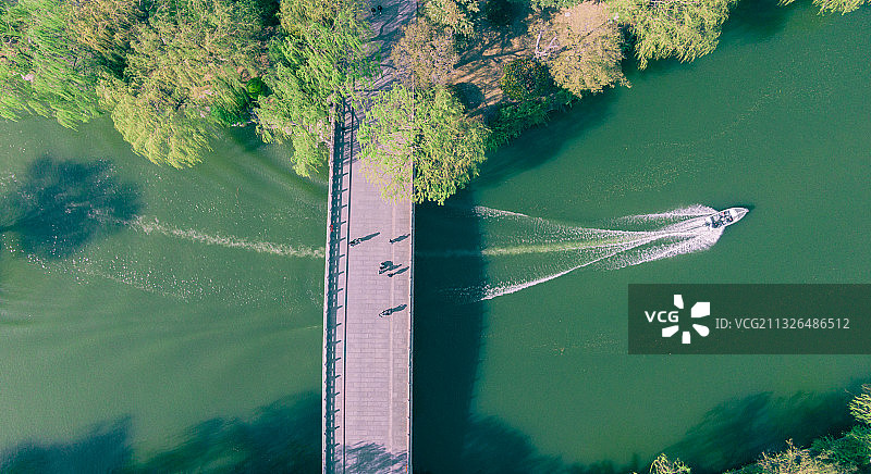 济南大明湖鹊华桥游艇图片素材