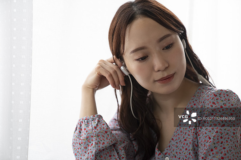 女人在听音乐图片素材