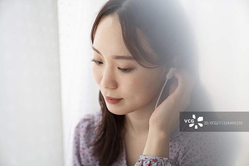 女人在听音乐图片素材